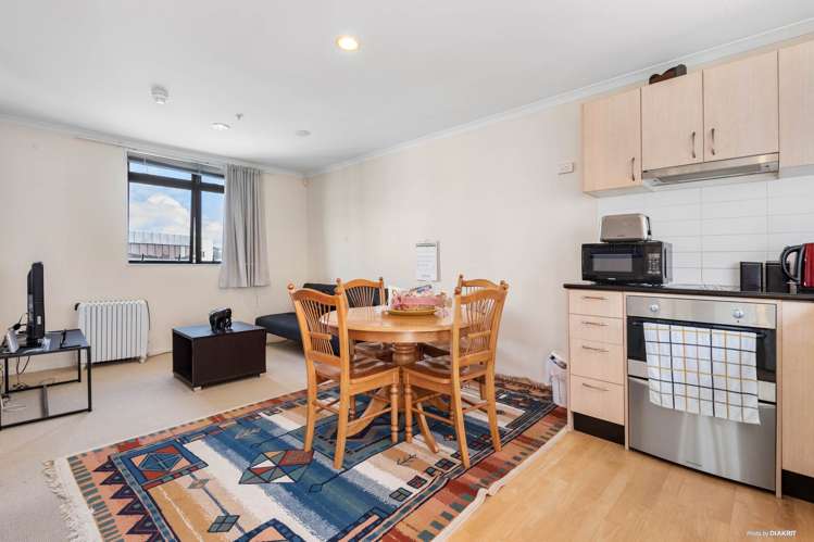 D702/176 Broadway_2