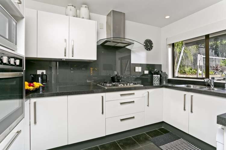 2/7 Seaview Avenue Northcote_8