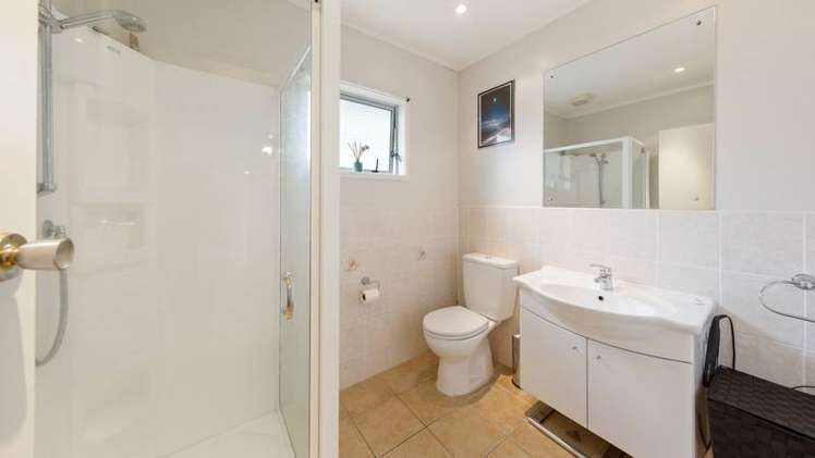 2 Oliver Twist Avenue Mellons Bay_12