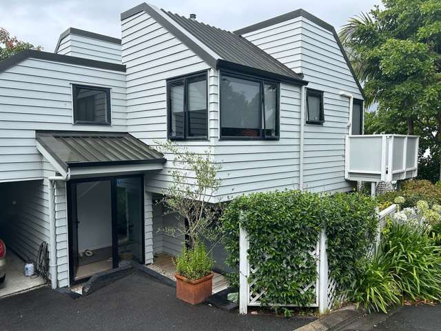 Fully furnished 3 bedroom home, walk to city.