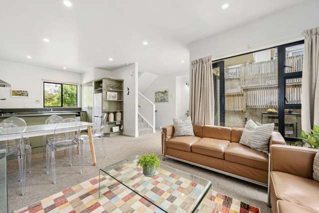 EFFORTLESS CITY-FRINGE LIVING IN THORNDON