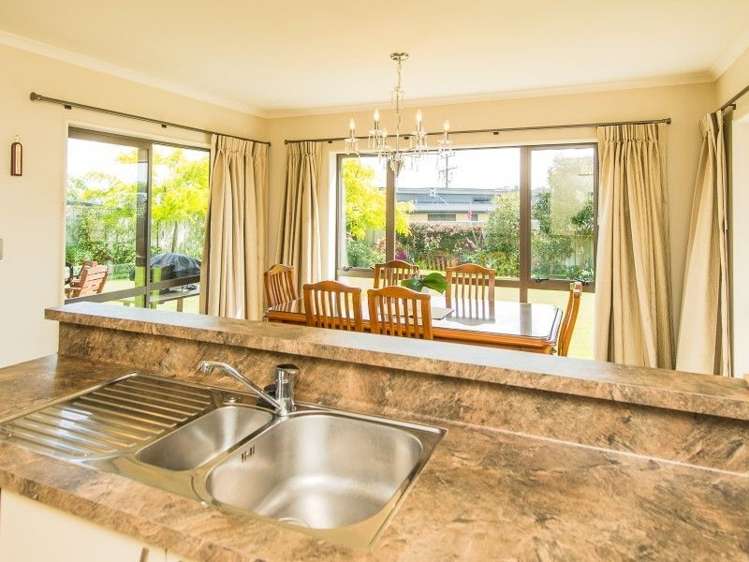 6 Lithgow Drive Otamatea_5