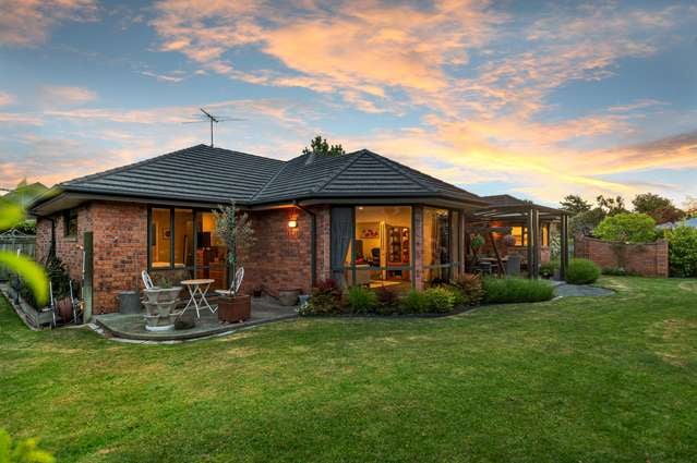 Charming Home with Triple Garaging!