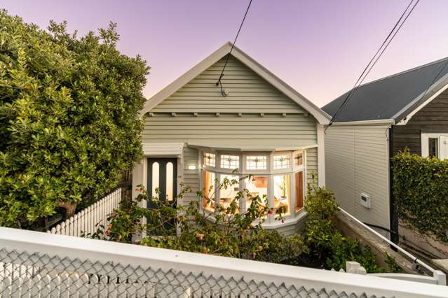 MT VIC VILLA - VIEWS, SUN AND CHARACTER