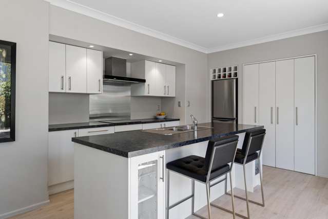 Sun-Soaked Living with Effortless Entertaining