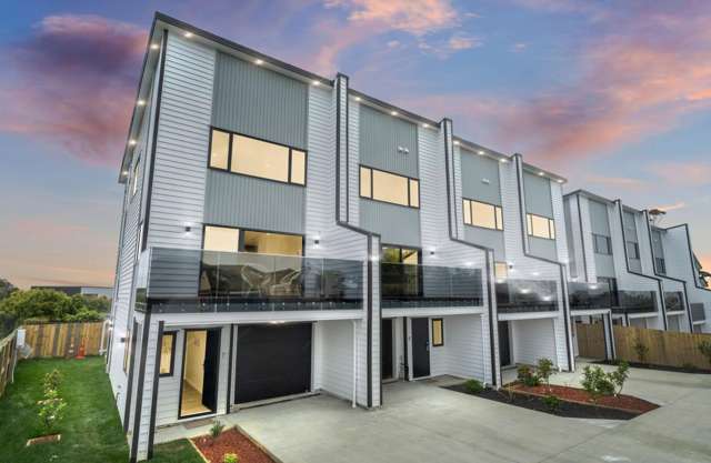 4-Bedroom, 4-Bathroom Townhouse in Bucklands Beach, Manukau