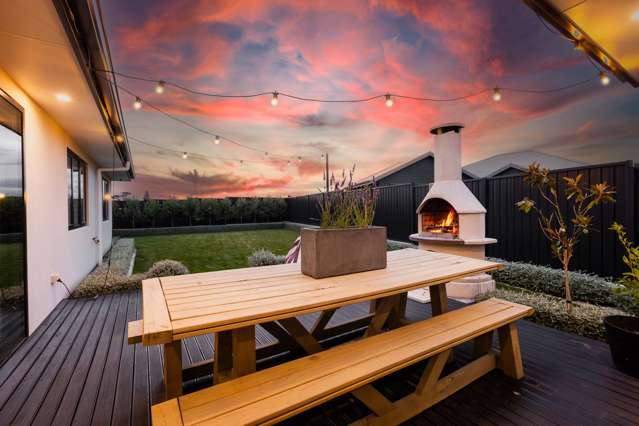 Stylish, chic, near-new Frimley living