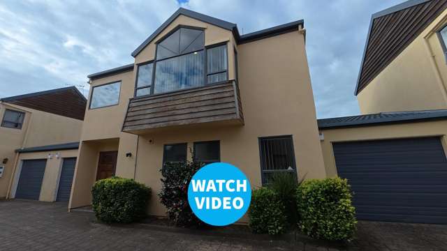 Central Townhouse - Great Location - Available Long Term