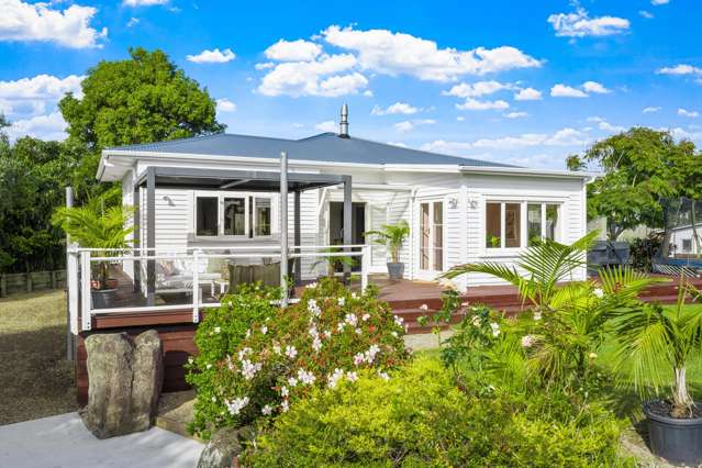 Character Bungalow - Just One Back from the Beach