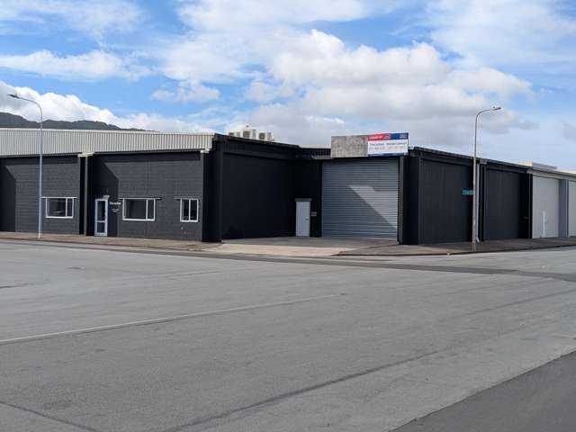 Clean large corner warehouse in Seaview.