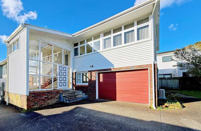 Mt Roskill 5-Bedroom Family Home + 2 Study