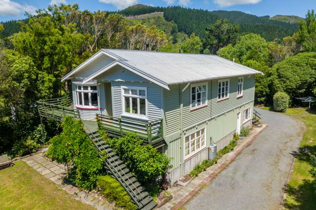 1100b Coast Road Wainuiomata Coast_1