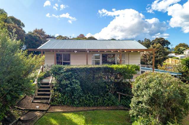 Waiheke bargain: Surfdale home sells at auction for under $1m