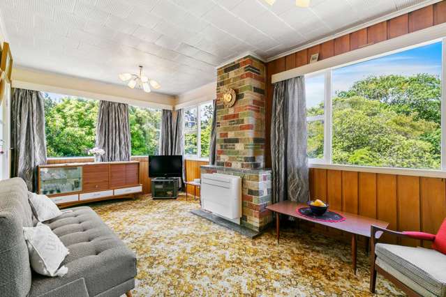 Unusual timewarp house sells for $800K-plus - buyer gets eels and 60s wallpaper