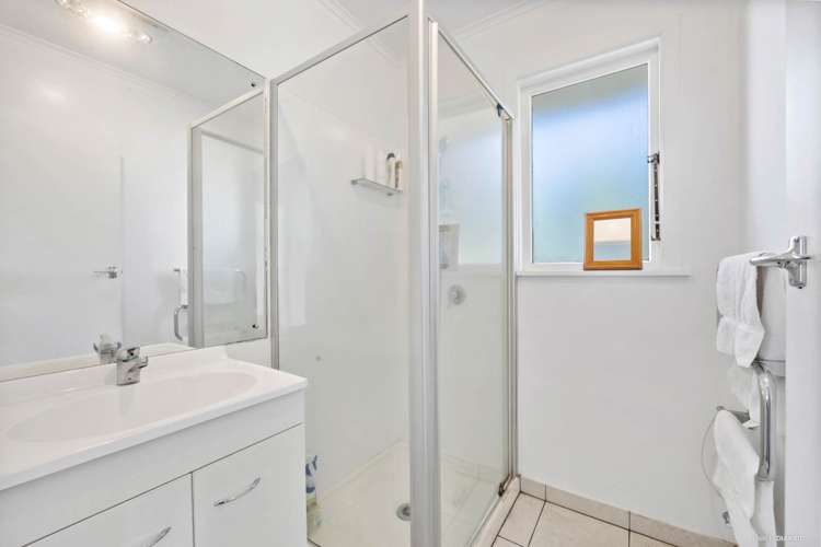 2/2 Paul Place Pakuranga_11