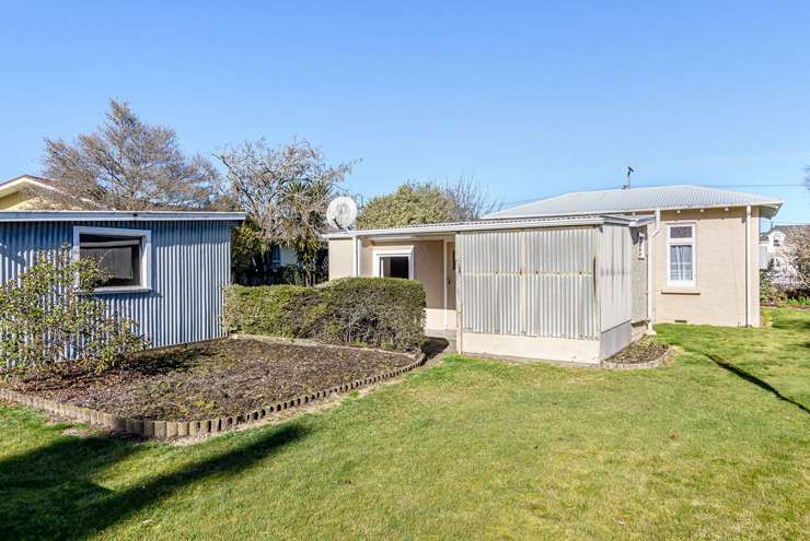 The do-up house at 139 Main Street, in Mataura, Gore, sits on a quarter acre section. Photo / Supplied