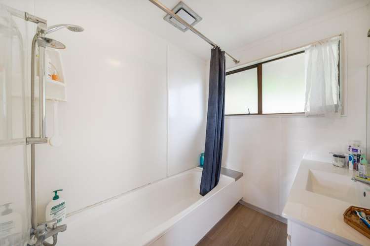 14 Penguin Grove Waitangirua_11