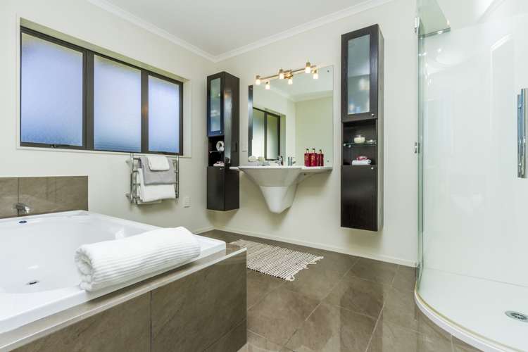 8 Oscar Road Greenhithe_15