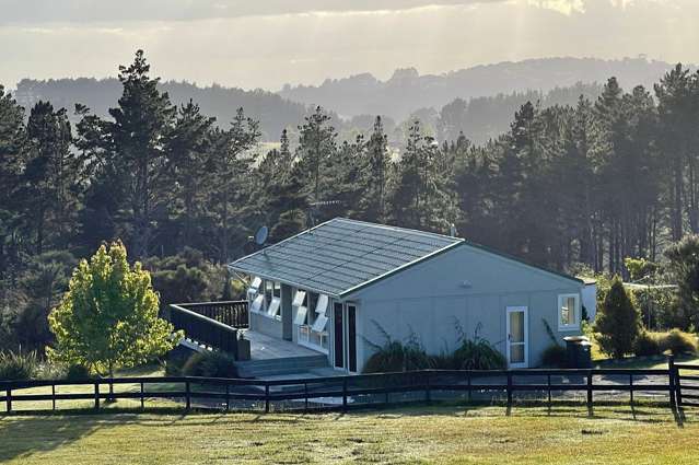 Rural & sunny minor dwelling in Waitakere Village