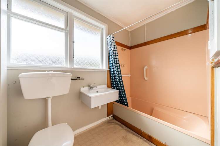 104 Whites Line East Waiwhetu_11