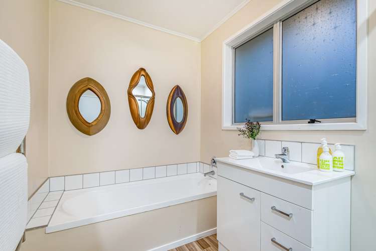 26 Staincross Street Green Bay_27