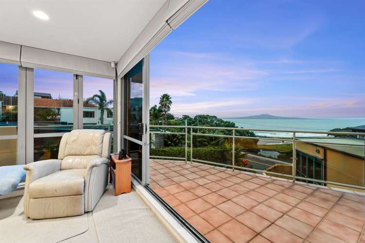 2/8 Beach Road Castor Bay_10