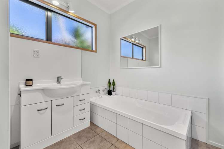 25i Violet Street Raglan_14