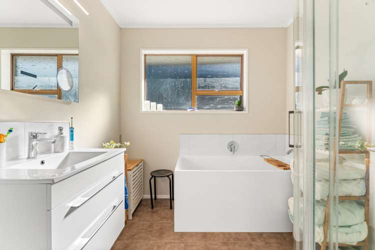 9 Sylvania Drive Matua_10