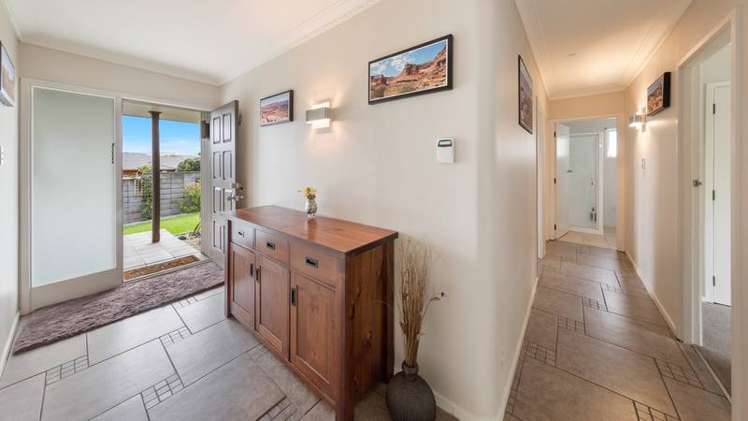 2 Oliver Twist Avenue Mellons Bay_6