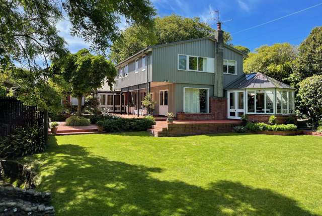 LARGE HOUSE. LARGE LAWN. TENNIS.