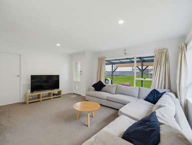 2/11 Longreach Drive_3