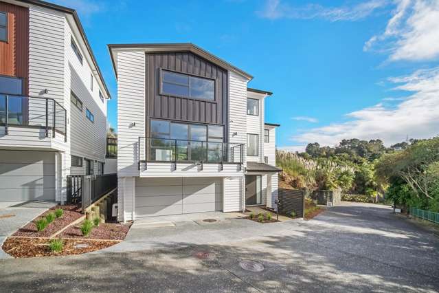 Stunning Five bedroom House At Gulf Harbour