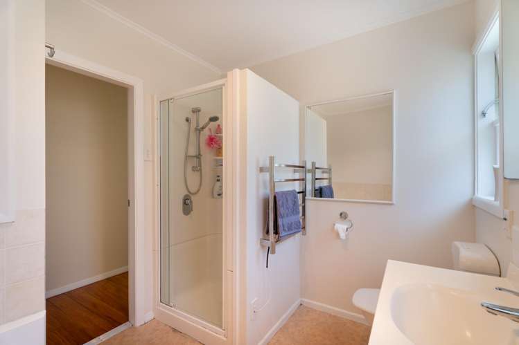 37 Hampton Hill Road Tawa_13