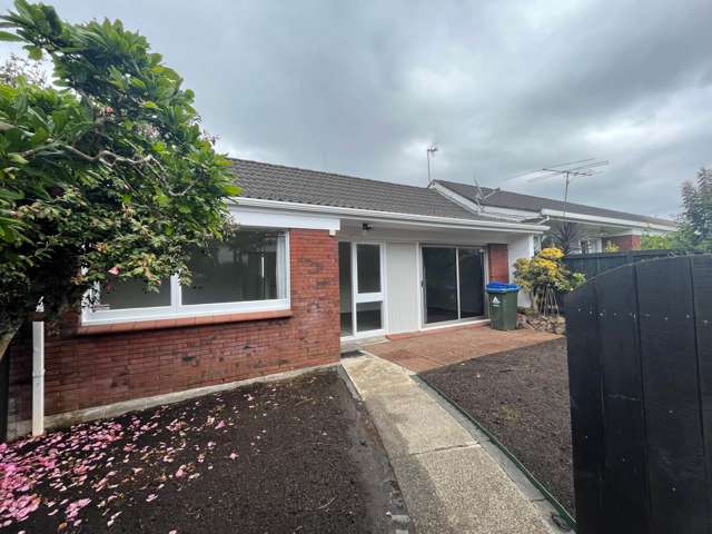 GREAT LOCATION AND SPACIOUS 2 BEDROOM UNIT