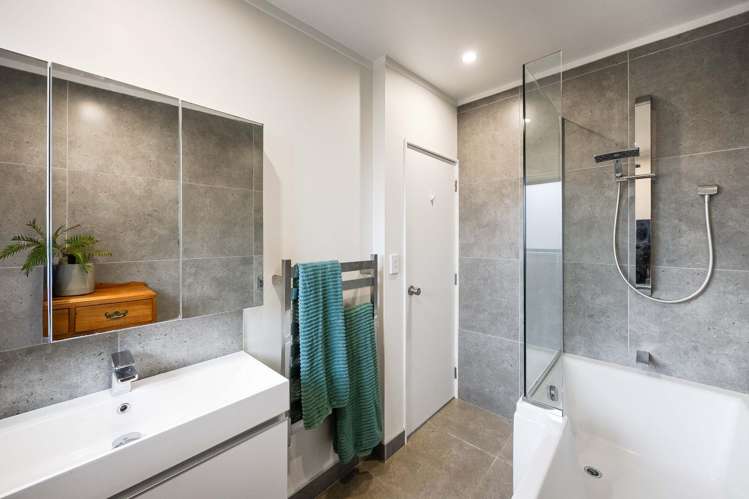 2/5 Witheford Drive Bayview_8