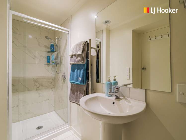 1 Castlewood Road Company Bay_22