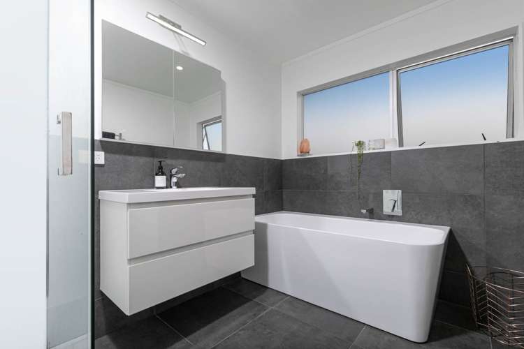 1/10 Mannering Place Hillcrest_9