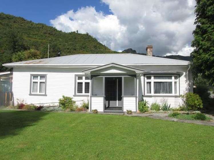 14 Broadway Reefton_18
