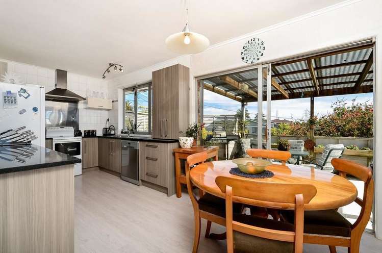 1 Wakeling Avenue Te Atatu South_3