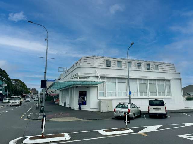 Large Dominion Road corner retail premise