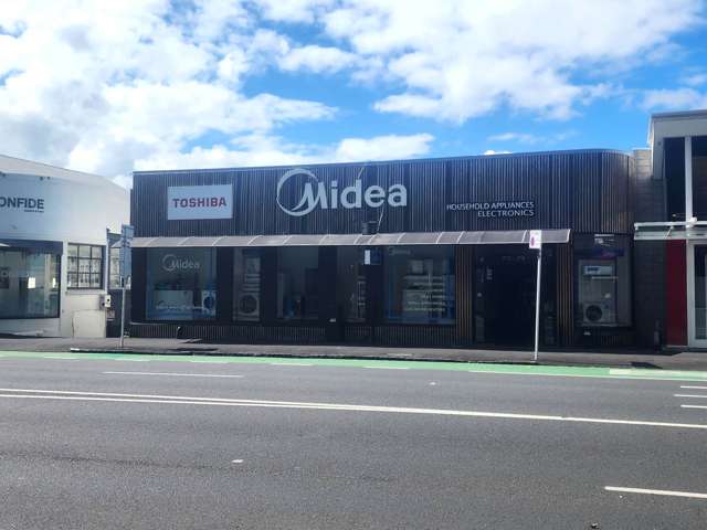 STAND OUT RETAIL OFFER ON BROADWAY