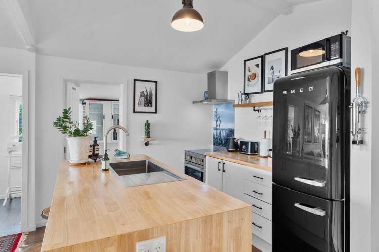 8 Fourth Avenue Onetangi_6