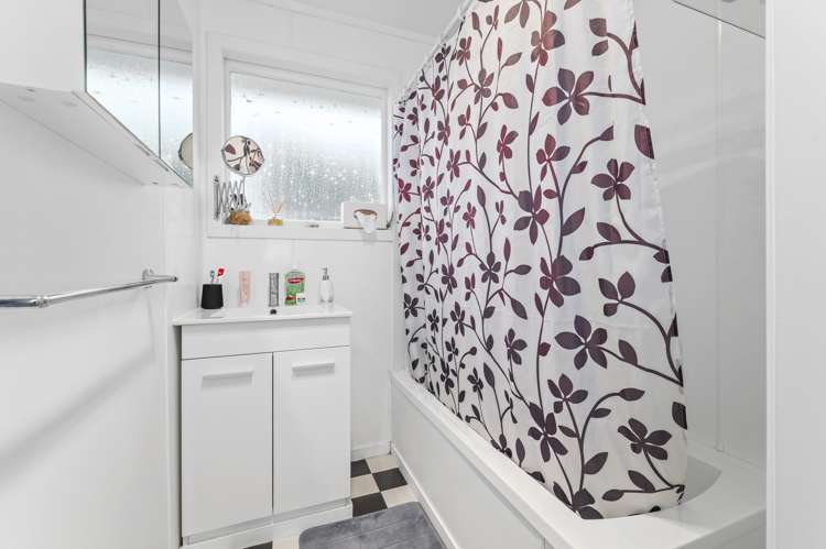 5 Adam Place Mangakakahi_10