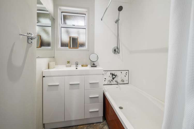 7 Adam Place Mangakakahi_13