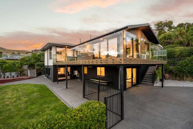 Stylish Coastal Cool - Hill Living with Flat Lawn!