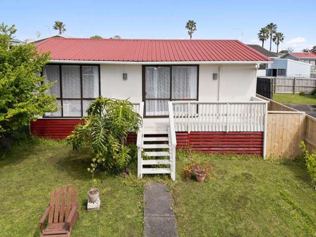 CHARMING 2 BEDROOM HOME IN CLOVER PARK