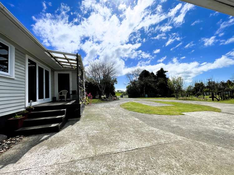 2041 Egmont Road Kaimiro_19