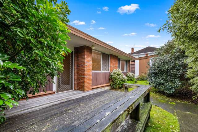 Single Level Easy-care Home: Invest or Move In