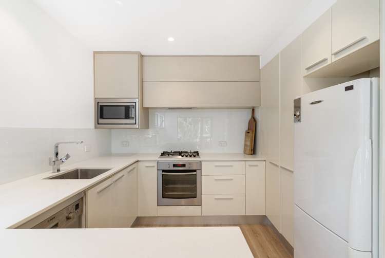 2/12 Herons Way Northcote_7