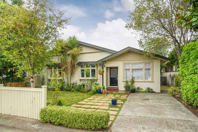Charming 4BR  2 Bath Hokowhitu Home w/ Garden